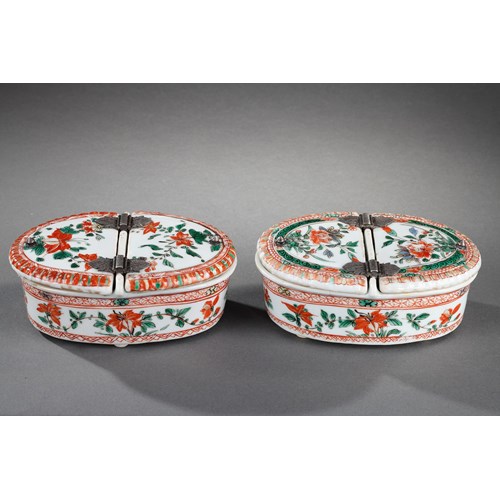 Pair of spice box  "famille verte" porcelain decorated with flowers